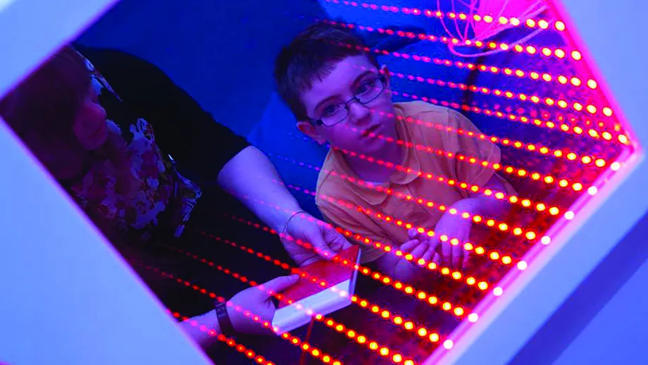 Led infinity tunnel in sensory project setting for inclusive environments