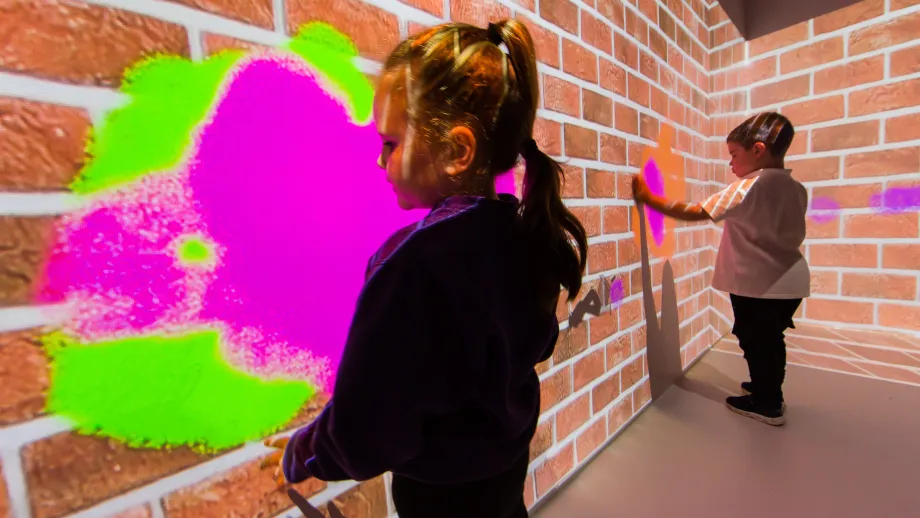 Immersive sensory space in sensory project setting for inclusive environments